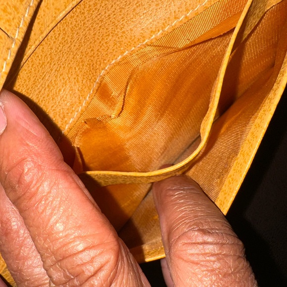 Vintage Gucci Gold Textured Leather Wallet with Metal Clasp - Picture 16 of 16